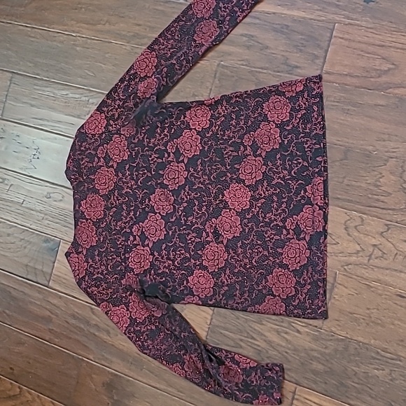 💥3for$12💥 Notations Semi-Sheer top with sparkly red rose pattern size Large - Picture 2 of 8
